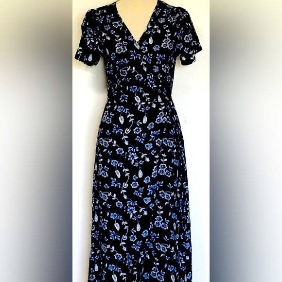GAP Dresses & Skirts - NWT GAP Short Sleeve Navy Floral Midi Wrap Dress Size medium
